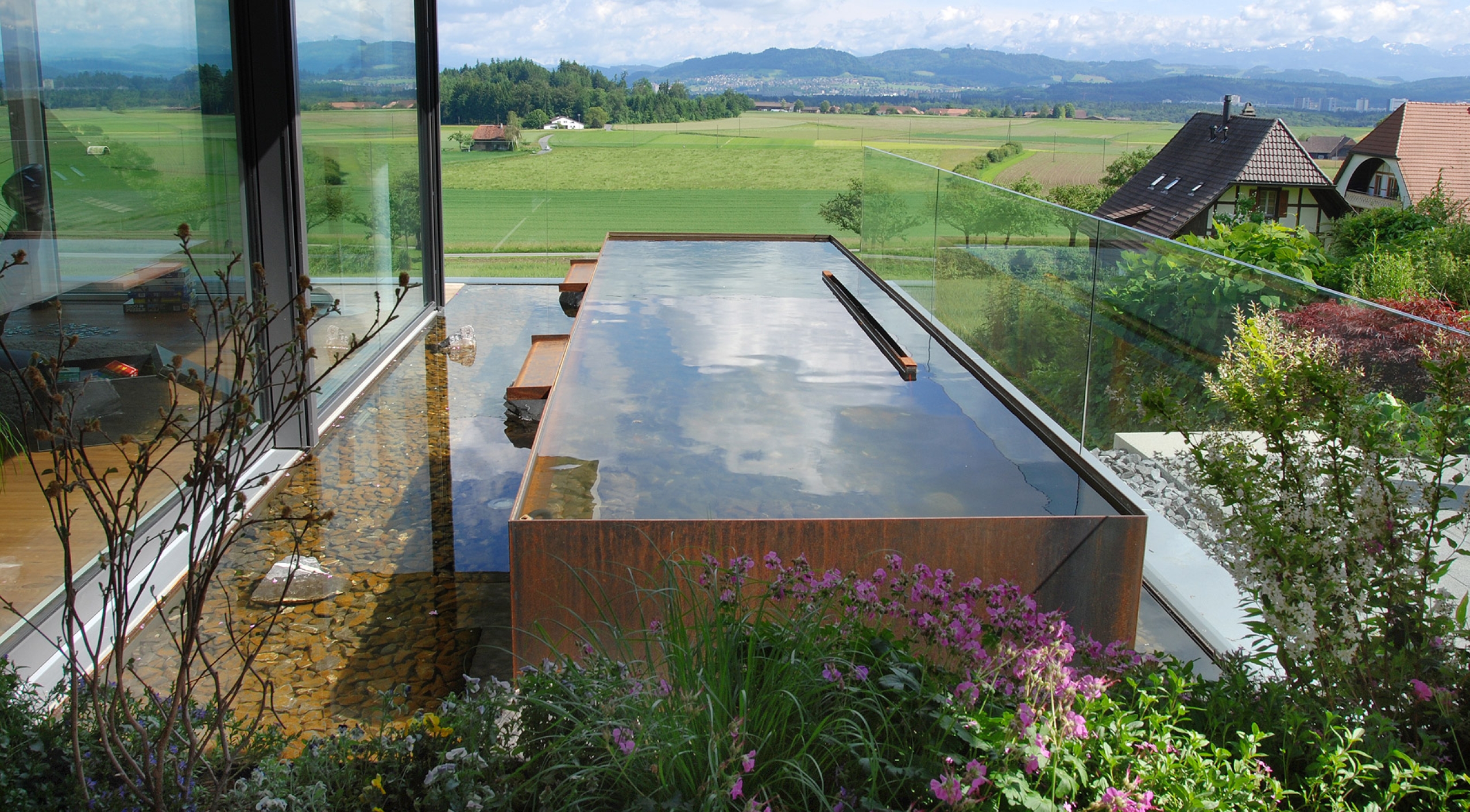 Stahlbecken im Garten in der Region Bern